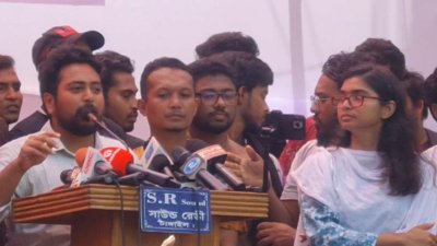 পথসভায় বক্তব্য রেখেছেন নাহিদ ইসলাম