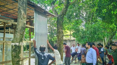 উপজেলা প্রশাসনের সহায়তায় ক্ষতিগ্রস্ত ঘরগুলো মেরামত শুরু হয়েছে