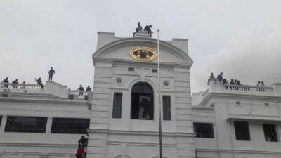 ২০২৪ সালের ৫ আগস্ট সরকার পতনের পর প্রধান বিচারপতির বাসভবনে ঢুকে পড়ে বিক্ষোভকারীরা। ছবি: সংগৃহীত