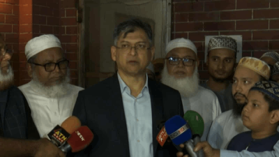 পীরের সঙ্গে সাক্ষাতের পর সাংবাদিকদের সঙ্গে কথা বলছেন সালাহ উদ্দিন আহমদ