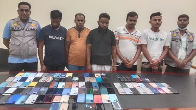 আটক ব্যক্তিরা ও উদ্ধার হওয়া মোবাইল