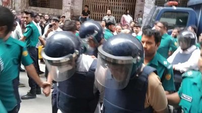 আদালত চত্বরে পুলিশের প্রহরায় গ্রেফতার আসামিরা