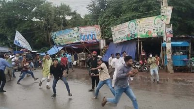 বিক্ষোভ সমাবেশে ধাওয়া পাল্টা ধাওয়ার ঘটনা ঘটেছে