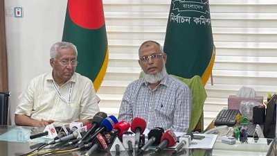 গণমাধ্যমের সঙ্গে কথা বলছেন ইসি মো. আনোয়ারুল ইসলাম সরকার।