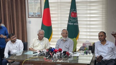রাজধানীর আগারগাঁওয়ে নির্বাচন ভবনে সাংবাদিকদের সঙ্গে কথা বলছেন ইসি মো. আনোয়ারুল ইসলাম সরকার