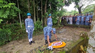 সায়ানের কবরে বিমানবাহিনীর শ্রদ্ধা নিবেদন