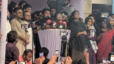 জনসভায় বক্তব্য দিচ্ছেন জাতীয় নাগরিক পার্টির (এনসিপি) আহ্বায়ক নাহিদ ইসলাম