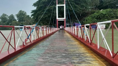 বুধবার সকালে ঝুলন্ত সেতুর পাটাতন চার ইঞ্চি পানিতে ডুবে গেছে