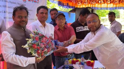 হিলি ইমিগ্রেশন চেকপোস্ট গেটের শূন্যরেখায় ভারত ও বাংলাদেশের ব্যবসায়ীদের মধ্যে অনুষ্ঠিত দ্বিপাক্ষিক বৈঠকে বক্তব্য রাখেন ভারতীয় সহকারী হাইকমিশনার মনোজ কুমার