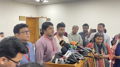 এনসিপির যুগ্ম আহ্বায়ক খালেদ সাইফুল্লাহ আলোচনার বিষয় সাংবাদিকদের সামনে তুলে ধরছেন
