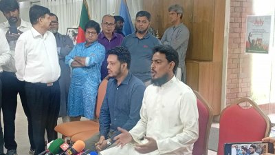 ব্রিফ করছেন আখতার হোসেন