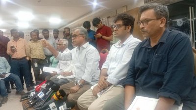 সভাস্থল থেকে বের হয়ে সংবাদ সম্মেলনে কথা বলছেন সিপিবির সাধারণ সম্পাদক রুহিন হোসেন প্রিন্স