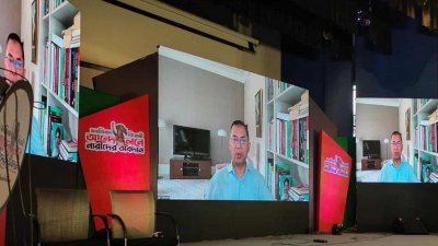 সভায় বক্তৃতা করছেন তারেক রহমান