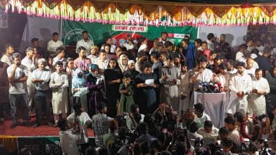 মঞ্চে উপস্থিত এনসিপির নেতাদের সঙ্গে জুলাইশহীদ পরিবারের সদস্যরা
