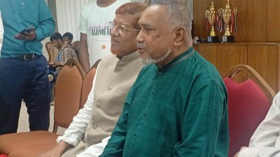 সাংবাদিকদের সঙ্গে কথা বলছেন ডা. সৈয়দ আব্দুল্লাহ মো. তাহের