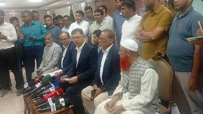 সাংবাদিকদের সঙ্গে কথা বলছেন সালাহ উদ্দিন আহমেদ