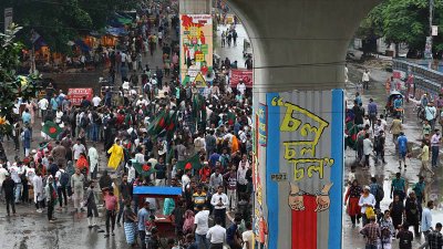 টানা সাত ঘণ্টা ধরে শাহবাগ অবরোধ করে রেখেছেন জুলাই যোদ্ধারা (ছবি: নাসিরুল ইসলাম)
