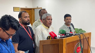 কথা বলছেন  ড. কাজী মনিরুজ্জামান মনির