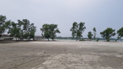 ধরলা ব্রিজের পূর্বপ্রান্তে প্রস্তাবিত ‘ডিসি পার্ক’র জন্য নির্ধারিত স্থানে বালু ভরাট করা হয়েছে