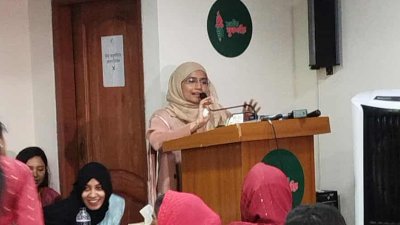 বক্তব্য দিচ্ছেন সামান্তা শারমিন