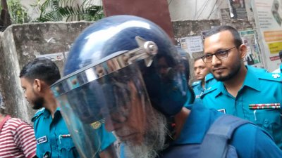 আদালত প্রাঙ্গণে সাবেক স্বরাষ্ট্র সচিব জাহাঙ্গীর