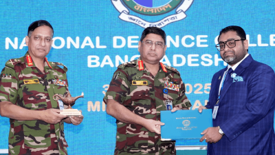 সেনাপ্রধান ক্যাপস্টোন ফেলোদের মাঝে সনদপত্র বিতরণ করেন