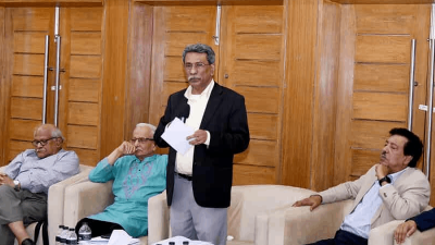 বক্তব্য দিচ্ছেন আলী রীয়াজ