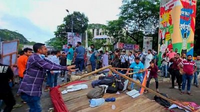 ভুয়া আখ্যা দিয়ে শাহবাগ ছাড়তে বাধ্য করলো ‘প্রকৃত’ জুলাইযোদ্ধারা