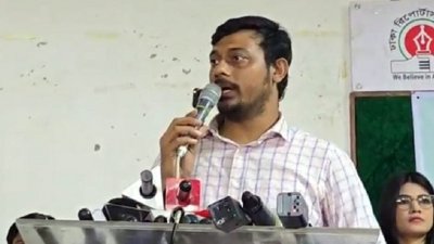বক্তৃতা করছেন নাসীরুদ্দীন পাটওয়ারী