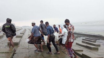 স্থানীয়রা সৈকতে মরদেহটি দেখতে পান