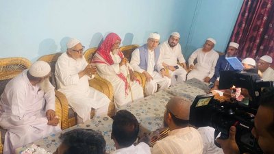 মাদ্রাসা কর্তৃপক্ষের সঙ্গে মতবিনিময় করেন বিএনপির জাতীয় স্থায়ী কমিটির সদস্য নজরুল ইসলাম খান ও সালাহউদ্দিন আহমেদ