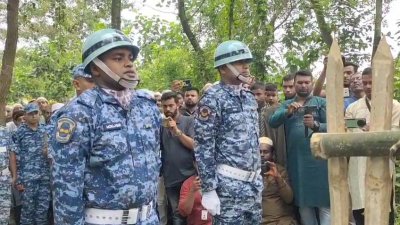 রজনীর কবরে বিমান বাহিনীর শ্রদ্ধা নিবেদন