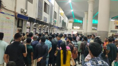 চট্টগ্রাম স্টেশনে যাত্রীদের বিক্ষোভ