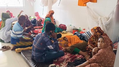 হাসপাতালে ডেঙ্গু আক্রান্ত রোগী ও তাদের স্বজনরা