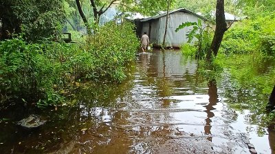 লোকালয়ে পানি ঢুকছে