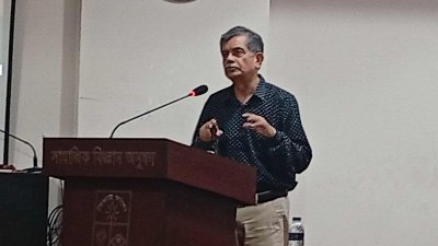 বক্তব্য দিচ্ছেন শিক্ষা উপদেষ্টা