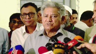সাংবাদিকদের সঙ্গে কথা বলছেন উপদেষ্টা ব্রিগেডিয়ার জেনারেল (অব.) ড. এম সাখাওয়াত হোসেন