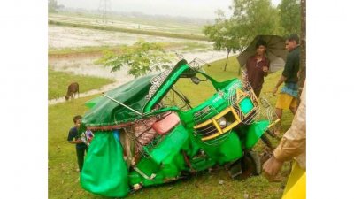 ট্রেনের ধাক্কায় ছিটকে পড়া অটোরিকশা