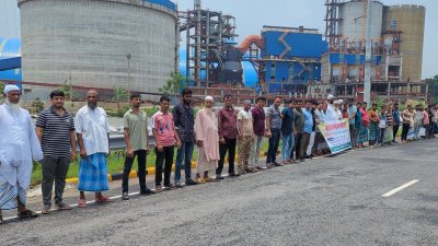অবৈধভাবে বালু উত্তোলন করে ফসলি জমি ধ্বংস এবং ব্যক্তিগত জমি দখল করে বালু ভরাটের প্রতিবাদে মানববন্ধন করেছেন এলাকাবাসী