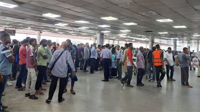 একজন যাত্রীর সঙ্গে ৪-৫ জন কিংবা তারও বেশি স্বজন দেখা যাচ্ছে