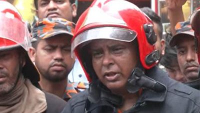 সাংবাদিকদেন সঙ্গে কথা বলছেন ফায়ার সার্ভিসের সহকারী পরিচালক (ঢাকা) কাজী নজমুজ্জামান