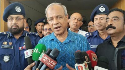 সাংবাদিকদের সঙ্গে কথা বলছেন মো. জাহাঙ্গীর আলম চৌধুরী