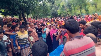 ঘটনাস্থলে স্থানীয়দের ভিড়