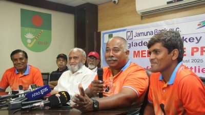 সংবাদ সম্মেলনে সিগফ্রাইড আইকম্যান