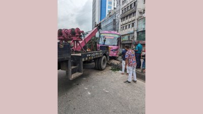 রেকার দিয়ে দুর্ঘটনার শিকার বাসটি সরিয়ে নেওয়া হচ্ছে