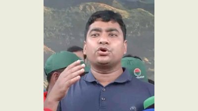সাংবাদিকদের সঙ্গে কথা বলছেন ছাত্রদলের কেন্দ্রীয় সাধারণ সম্পাদক নাছির উদ্দীন নাছির