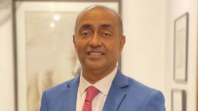 সূচনা বক্তব্য শুরুর আগে ট্রাইব্যুনালের সামনে সংক্ষিপ্ত বক্তব্য দেন অ্যাটর্নি জেনারেল মো. আসাদুজ্জামান (ছবি: সংগৃহীত)