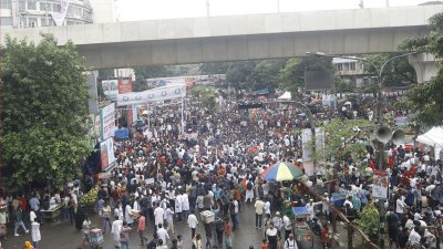 ১ ছাত্রদলের নেতাকর্মীদের স্লোগানে মুখর শাহবাগ (ছবি: সাজ্জাদ হোসেন)
