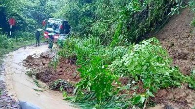 বাঘাইছড়ি-দীঘিনালা সড়কের কয়েকটি স্থানে পাহাড় ধসের ঘটনা ঘটে