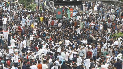 সমাবেশ শুরু হওয়ার আগেই নেতাকর্মীদের মধ্যে উৎসবমুখর পরিবেশ তৈরি হয়েছে (ছবি: সাজ্জাদ হোসেন)